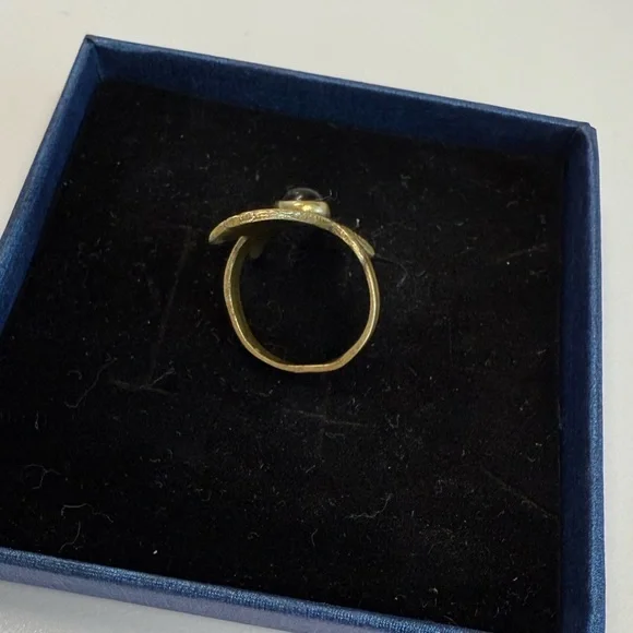 Gold Starfish Ring with Black Stone - Picture 4 of 10